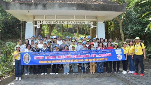 Trung tâm Phục hồi chức năng giáo dục trẻ em khuyết tật tỉnh Khánh Hòa tổ chức cho học sinh đi tham quan, học tập ở các địa chỉ nổi tiếng.