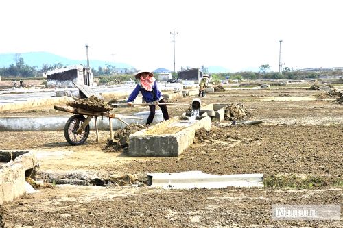 Muối phải làm trong ngày, không để qua đêm, vì thế, diêm dân luôn phải đi từ sáng sớm và trở về khi tối trời.