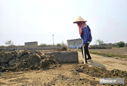 Bất chấp cái nắng như rang của thời tiết, diêm dân vẫn phải phơi mình dưới mặt trời. Dụng cụ bảo hộ của họ chỉ là những chiếc khẩu trang, găng tay, và chiếc nón đơn sơ. “Nghề làm muối trải qua nhiều công đoạn. Chúng tôi dùng đất cát rải đều ra ruộng để phơi. Sau đó, chúng tôi lấy nước biển tưới nhiều lần lên đất rồi phơi cho khô lại, tiếp đến, đưa vào chạt và dùng nước biển lọc nhiều lần để thu được nước có nồng độ mặn cao nhất. Khi đạt tiêu chuẩn, nước được đưa đi phơi để kết tinh thành hạt muối thành phẩm”, bà Nguyễn Thị Minh, SN 1970, trú tại xã Quỳnh Phú, chia sẻ.