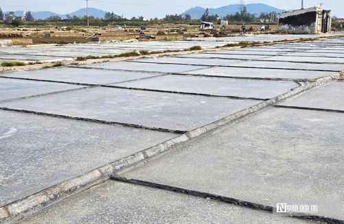 Mỗi thửa ruộng muối thường chia làm hai phần: phần để làm đất, lọc nước và phần để phơi nước, tạo muối. Phần phơi nước được chia làm nhiều ô nhỏ láng bằng xi-măng để tạo nhiệt độ cao nhất và tránh nước ngấm vào đất.