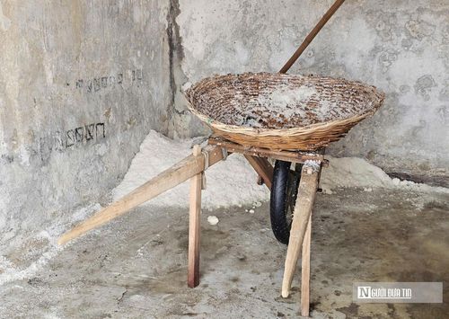 Sau khoảng 8 tiếng phơi nắng, những ụ muối từ màu vàng đục thành màu trắng xóa. Thời điểm thích hợp để thu hoạch muối là 13h chiều, khi bề mặt nước trên những thửa ruộng kết tinh thành hạt muối trắng nhỏ li ti. Lúc này công việc thu gom cát bắt đầu, diêm dân thu muối thành từng luống rồi xúc lên xe cút kít.