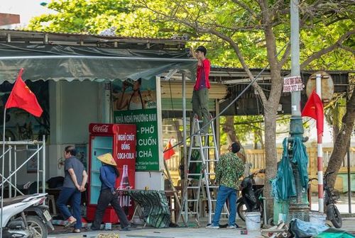 Tháo dỡ các mái che, ki-ốt tự phát không phù hợp với quy hoạch để trả lại không gian thông thoáng cho cộng đồng tại biển Sầm Sơn.