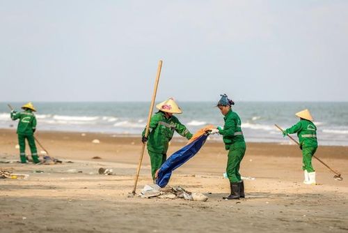 Thu gom rác thải tại biển Sầm Sơn.
