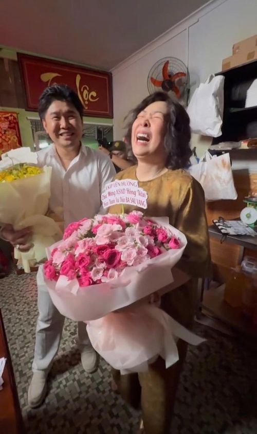 NSND Hồng Vân góp mặt trong bộ phim Lên Hương. 