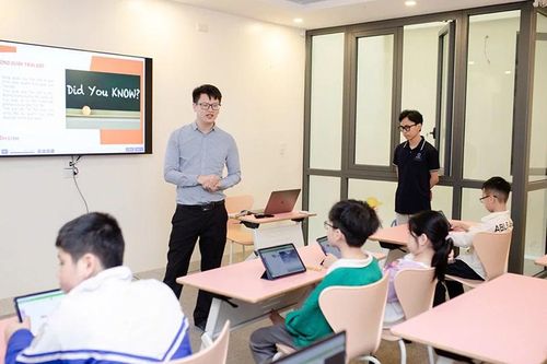 Anh Lê Minh Đức, người sáng lập Trung tâm Sáng tạo công nghệ 8-bit.