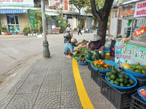 Sơn kẻ vạch trên đường Phạm Văn Đồng. Ảnh: KHẢI KHIÊM