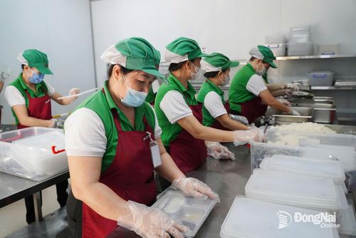 Bếp ăn của Trường Tiểu học Bình Đa được tổ chức một chiều, đảm bảo quy trình vệ sinh an toàn thực phẩm. Ảnh: Hải Yến
