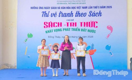 Trao giải cho các thí sinh xuất sắc tại cuộc thi.