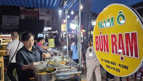  Phố ẩm thực Diên Hồng có nhiều món ăn đặc trưng cho Gia Lai - vùng đất đại ngàn chạm biển xanh. Ảnh: Bá Bính 