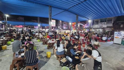  Đông đảo thực khách tập trung về Phố ẩm thực Diên Hồng để thưởng thức các món ngon. Ảnh: Bá Bính 
