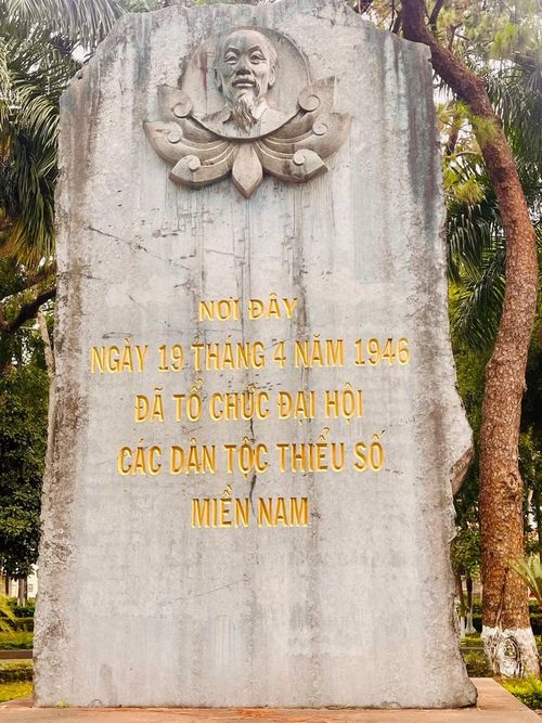  Bia đá dựng tại nơi diễn ra Đại hội các DTTS miền Nam năm 1946, trong khuôn viên trụ sở Tỉnh ủy Gia Lai (cũ). Ảnh: Đ.M.P 