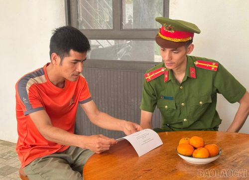 Lực lượng Công an xã yêu cầu người dân ký cam kết chấp hành nghiêm các quy định về phòng, chống ma túy.