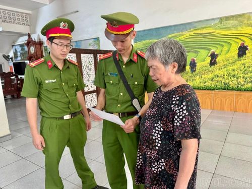 Công tác tuyên truyền được triển khai sâu rộng đến các hộ kinh doanh trên địa bàn.