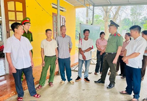 Tổ công tác của Công an tỉnh và Công an xã thường xuyên trao đổi, nắm bắt tình hình Nhân dân.