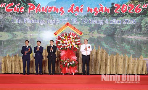 Đồng chí Trung tướng Lê Quang Đạo, Phó Tổng Tham mưu trưởng Quân đội Nhân dân Việt Nam tặng hoa chúc mừng Ngày hội Văn hóa-Thể thao các dân tộc năm 2026.