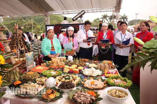 Phần thi giới thiệu mâm cỗ người Mường của phường Yên Sơn.