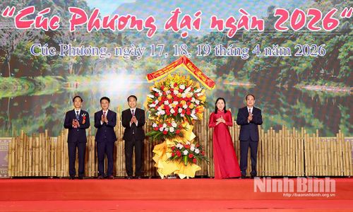 Các đồng chí: Đinh Thị Lụa, Phó Bí thư Thường trực Tỉnh ủy, Chủ tịch Ủy ban MTTQ Việt Nam tỉnh; Mai Văn Tuất, Phó Bí thư Tỉnh ủy, Trưởng Đoàn đại biểu Quốc hội tỉnh tặng hoa chúc mừng Ngày hội Văn hóa-Thể thao các dân tộc năm 2026.
