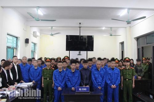 Quang cảnh phiên tòa xét xử vụ án liên quan đến thanh thiếu niên vi phạm pháp luật.