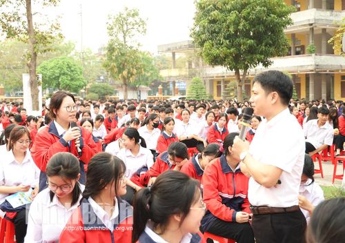 Học sinh Trường THPT A Nghĩa Hưng tham gia thảo luận tình huống pháp luật trong chương trình truyền thông.