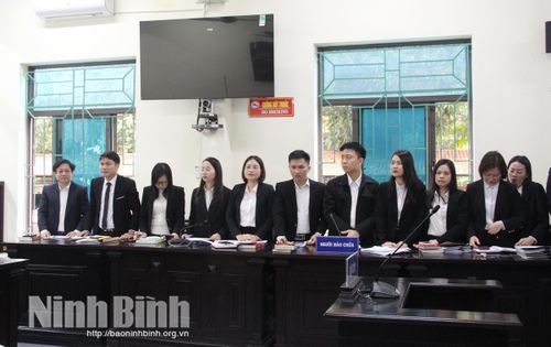 Đội ngũ trợ giúp viên pháp lý thuộc Trung tâm Trợ giúp pháp lý Nhà nước tỉnh Ninh Bình và các luật sư tham gia bào chữa tại phiên tòa.