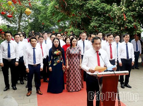 Đồng chí Nguyễn Tiến Thắng - Phó Bí thư Đảng ủy, Chủ tịch UBND xã Hạ Hòa, đại diện lãnh đạo cụm số 2 báo cáo trước anh linh các Vua Hùng về những kết quả tích cực mà các xã đã đạt được.