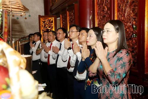 Lãnh đạo các xã thuộc cụm số 2 thành kính dâng hương tưởng niệm các Vua Hùng tại hậu cung Đền Thượng.