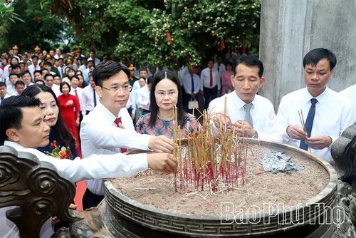 Lãnh đạo các xã thuộc cụm số 2 thành kính dâng hương tưởng niệm các Vua Hùng.
