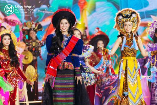 Bộ trang phục “Tình tính tình” do Nguyễn Hải thiết kế, được lấy cảm hứng từ nét đẹp văn hóa của người Vân Kiều ở Quảng Trị - Ảnh: NVCC