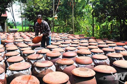 Chế biến tương tại Làng nghề tương nếp Úc Kỳ (xã Phú Bình).