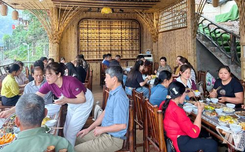 Khách du lịch thưởng thức ẩm thực tại Ba Bể Green Homestay, thôn Pác Ngòi.