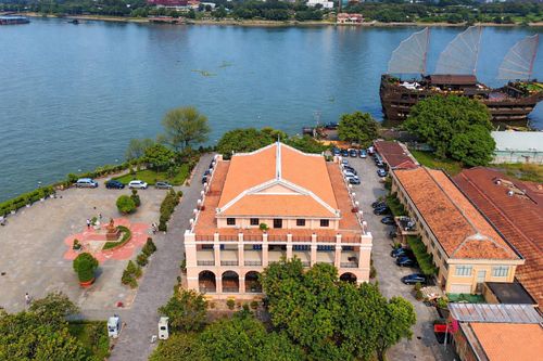 Từng là thương cảng sầm uất bậc nhất Sài Gòn xưa, khu Nhà Rồng - Khánh Hội lưu giữ nhiều dấu ấn gắn với hành trình hoạt động của Chủ tịch Hồ Chí Minh. Việc đầu tư chỉnh trang, tái thiết nơi đây không chỉ góp phần bảo tồn giá trị lịch sử mà còn tạo điểm nhấn đô thị mới bên sông Sài Gòn. Dự án dự kiến hoàn thành vào dịp Quốc khánh 2/9, phục vụ nhu cầu tham quan và sinh hoạt cộng đồng của người dân, du khách.