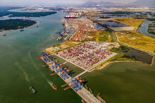 Một siêu dự án khác là Cảng tổng hợp và container Cái Mép Hạ, với tổng mức đầu tư khoảng 50.800 tỷ đồng, cũng sẽ được triển khai xây dựng nhằm tăng cường năng lực hạ tầng cảng biển. Dự án được kỳ vọng sẽ góp phần nâng cao hiệu quả logistics, giảm áp lực cho các cảng hiện hữu và thúc đẩy hoạt động xuất nhập khẩu của toàn khu vực phía Nam.