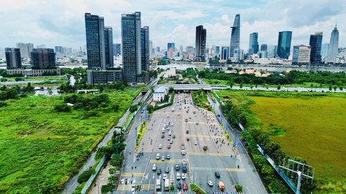 Trong lĩnh vực giao thông, tuyến metro Bến Thành - Thủ Thiêm được khởi công với tổng vốn khoảng 46.300 tỷ đồng, chiều dài gần 6km, kết nối trực tiếp khu trung tâm TP.HCM với khu đô thị mới Thủ Thiêm. Tuyến này là đoạn 2 của metro số 2 (Bến Thành - Tham Lương) đã được khởi công đầu năm 2026, góp phần hoàn thiện mạng lưới metro của thành phố. Trong ảnh là hầm sông Sài Gòn và đại lộ Mai Chí Thọ, nơi tuyến metro sẽ đi qua để kết nối với ga Thủ Thiêm.