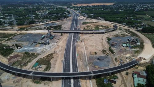 Song song đó là cao tốc đô thị Hồ Tràm - Long Thành, vốn đầu tư khoảng 44.600 tỷ đồng, dài hơn 42km, quy mô 4-6 làn xe, dự kiến hoàn thành năm 2027. Đây là dự án đặc biệt quan trọng, nhằm kết nối đồng bộ giữa sân bay Long Thành với các khu vực du lịch biển như Long Hải - Phước Hải, Hồ Tràm - Bình Châu, đồng thời tạo trục giao thông chiến lược liên kết TP.HCM - Biên Hòa - Long Thành - Vũng Tàu.