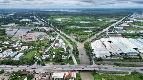 Trong lĩnh vực đào tạo, Khu đô thị Đại học Quốc tế tại Hóc Môn được đề xuất với tổng vốn đầu tư khoảng 59.000 tỷ đồng. Dự án được định hướng phát triển thành trung tâm giáo dục - nghiên cứu quy mô lớn, tích hợp đào tạo, khoa học công nghệ và đổi mới sáng tạo. Khi hoàn thiện, khu đô thị này không chỉ góp phần nâng cao chất lượng đào tạo, thu hút nguồn nhân lực trình độ cao trong và ngoài nước, mà còn tạo động lực phát triển tri thức, thúc đẩy chuyển dịch cơ cấu kinh tế của TP.HCM.