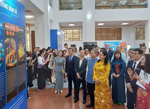 Các đại biểu tham quan Triển lãm “Từ trang sách đến không gian số”.