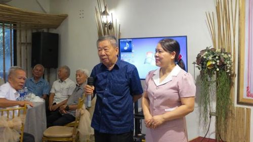 Cựu tù Trần Văn Hưng kể chuyện nhà tù Côn Đảo hơn 50 năm về trước cho con gái của người bạn tù là Anh hùng Lực lượng Vũ trang Nhân dân Lê Quý Chiến nghe.