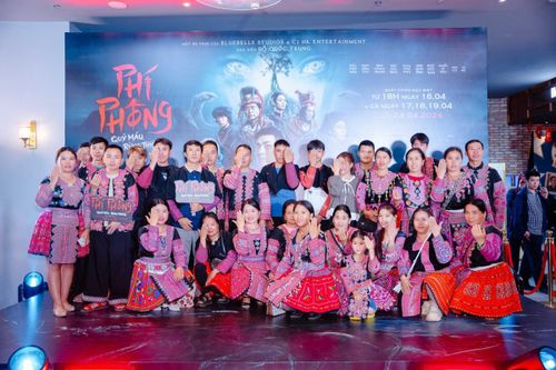 Đáng chú ý, ê-kíp đã mời hơn 20 người dân tộc bản địa tại Mộc Châu - địa điểm ghi hình của bộ phim - xuống Hà Nội tham dự buổi công chiếu và trực tiếp giao lưu cùng dàn diễn viên.