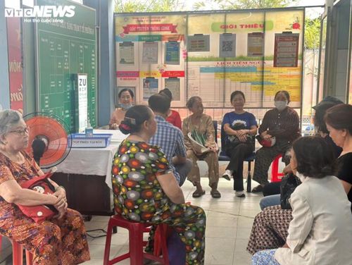 Người dân, đặc biệt là người cao tuổi, đến trạm y tế phường từ sớm để tham gia khám sức khỏe, tầm soát bệnh miễn phí. (Ảnh: Như Thúy)
