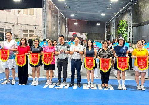 Lãnh đạo phường Kim Liên trao Cờ lưu niệm cho các đội tham gia thi đấu. Ảnh: PV