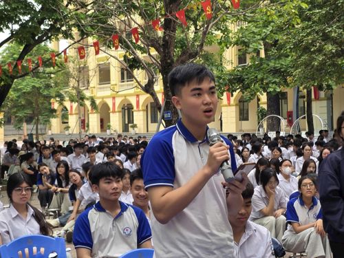 Học sinh Trường THPT Thạch Thất đặt câu hỏi cho chuyên gia về những băn khoăn với dự định du học trong tương lai. Ảnh: Mai Khôi