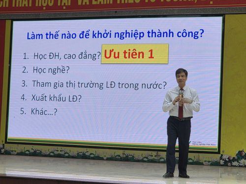 Chuyên gia giáo dục nói trao đổi với học sinh về con đường khởi nghiệp từ cấp THPT. Ảnh: Mai Khôi