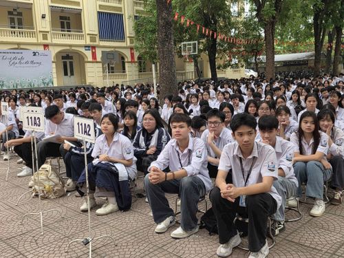 Học sinh lắng nghe các khách mời chia sẻ về định hướng nghề nghiệp. Ảnh: Mai Khôi