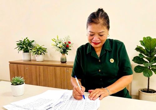 Rời quân ngũ nhưng tinh thần người lính vẫn theo bà trong từng công việc. Ảnh: Bảo Thoa