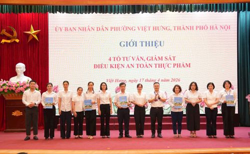 Ngày 17-4, UBND phường Việt Hưng đã quyết định thành lập 4 Tổ tư vấn, giám sát điều kiện ATTP để tăng cường kiểm tra, giám sát tại cơ sở. Ảnh: PV