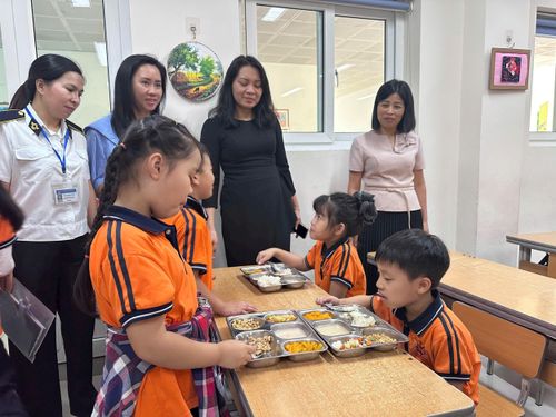 Lãnh đạo phường Việt Hưng kiểm tra chất lượng bữa ăn bán trú học đường. Ảnh: PV