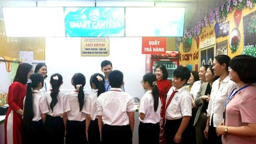 Học sinh Trường THCS Đức Giang hào hứng với mô hình “Smart canteen”. Ảnh: B.D