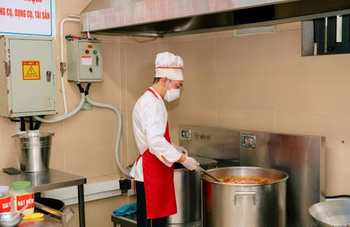 Khu vực chế biến thức ăn tại Trường Tiểu học Đoàn Khuê áp dụng nghiêm ngặt theo quy trình, hướng dẫn của UBND thành phố. Ảnh: PV