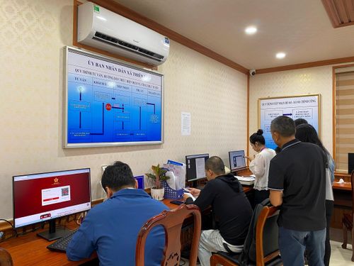 Cách làm “cầm tay chỉ việc” đã giúp người dân từng bước làm quen với môi trường số. Ảnh Hy Ninh