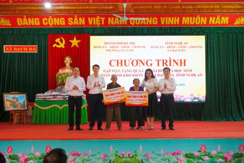 Phường Cửa Nam hỗ trợ kinh phí sửa chữa nhà cho 2 hộ gia đình khó khăn tại xã Bạch Hà. Ảnh: CN